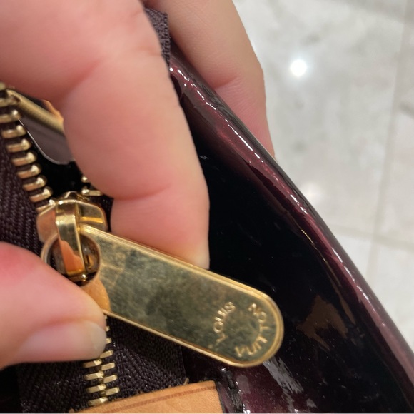 LOUIS VUITTON Monogram Vernis Rosewood Avenue Bag - Picture 8 of 15